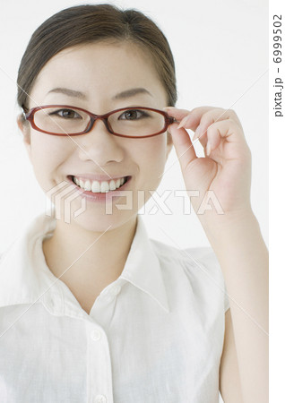 微笑む眼鏡の女性 6999502