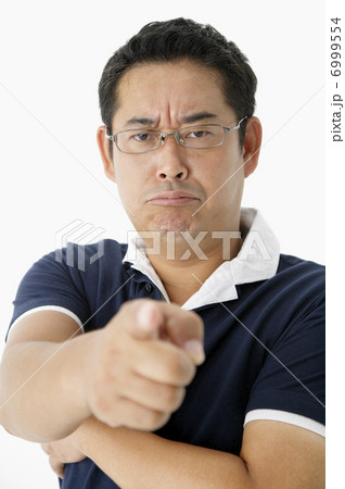 怒り顔の日本人の男性 6999554
