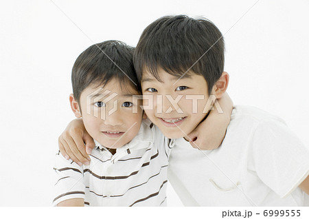 肩を組む日本人の兄弟 6999555
