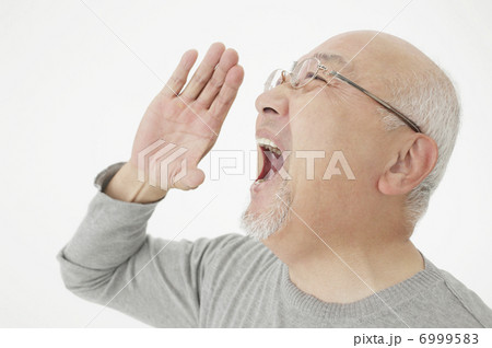 叫ぶシニア男性 6999583