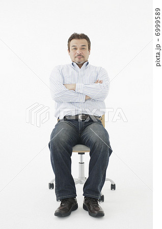イスに腰掛ける男性の写真素材