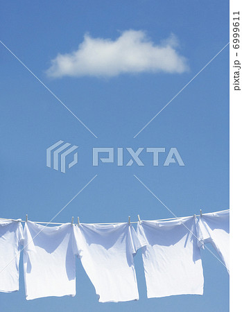 青空に翻る白いTシャツ 青空に翻る白いTシャツ 6999611