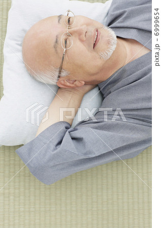寝ころぶシニア男性 6999654