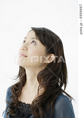 上を見上げる若い女性の写真素材