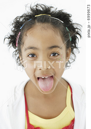 カラフルな髪飾りの女の子 6999673