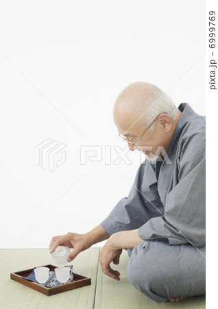酒を注ぐシニア男性 6999769