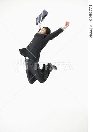 ジャンプをする男子高校生 6999771