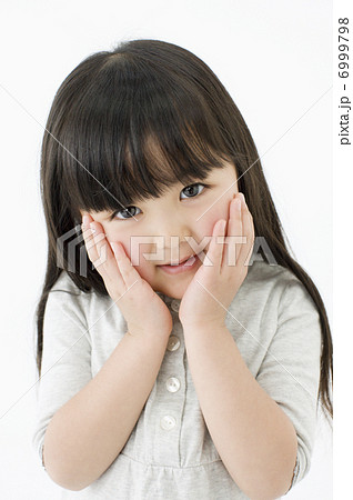 頬に手をあてる日本人の女の子の写真素材 6999798 Pixta