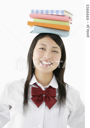 頭に本を載せる女子高生 頭に本を載せる女子高生 6999903