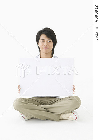 メッセージボードを持った男性 6999913