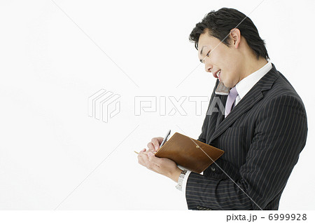 メモを取る日本人ビジネスマン 6999928