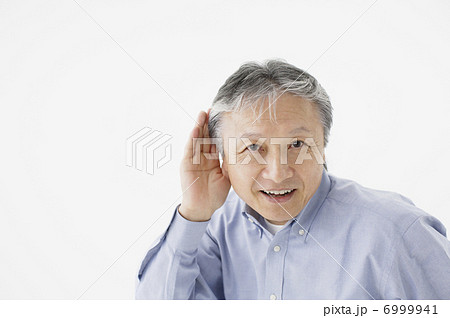 耳に手をあてる中高年の男性 6999941