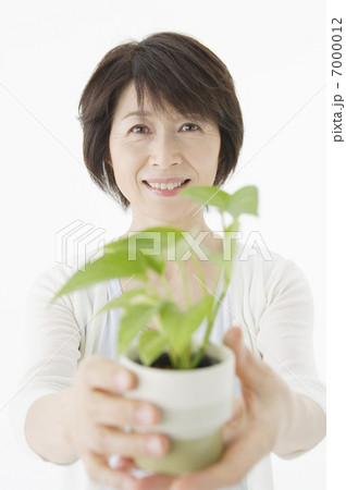 中年女性と植木鉢 中年女性と植木鉢 7000012