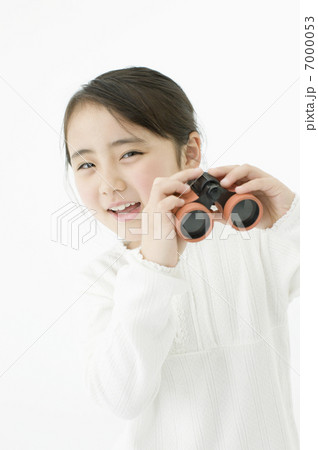 双眼鏡を持った女の子 7000053