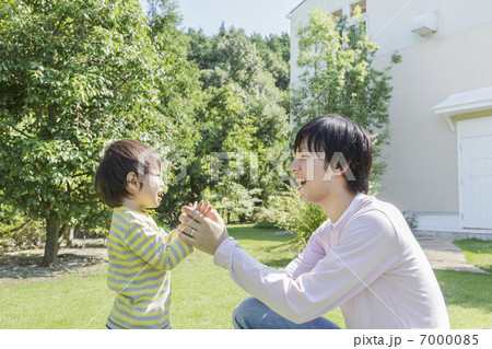 手を握る父と息子 手を握る父と息子 7000085