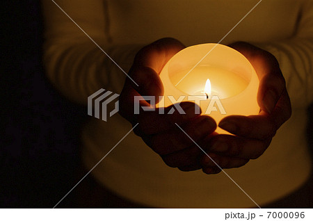 キャンドルを包む手 7000096
