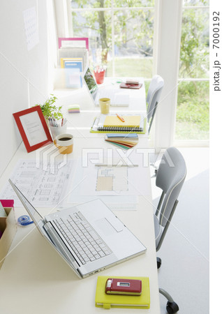 仕事中のデスク 7000192