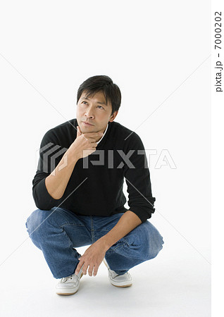 しゃがんで考える男性 7000202