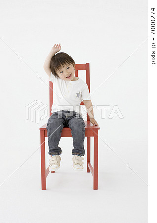 椅子に座る男の子の写真素材