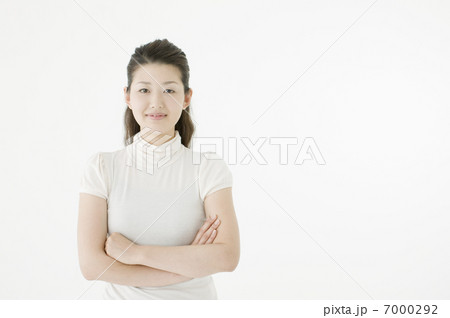 腕を組んだ女性 7000292