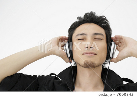 ヘッドホンで音楽を聴く日本人男性 7000342