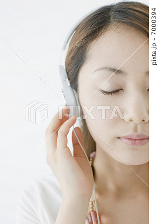 ヘッドフォンをした女性 7000394