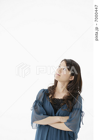 腕組みをする若い女性 7000447