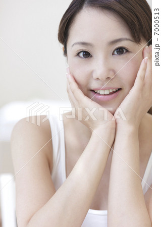 両手を頬にあてる女性 7000513