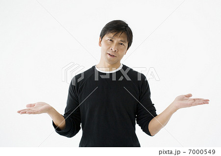 両手をあげる男性 7000549