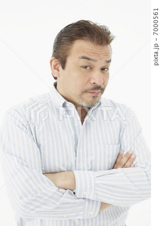 腕を組んで睨む男性 7000561