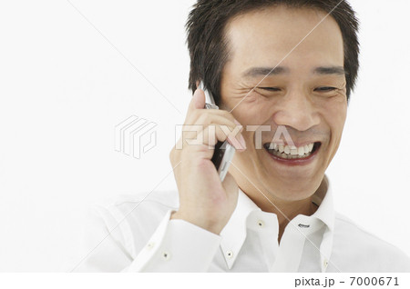 携帯電話と笑顔の男性 7000671