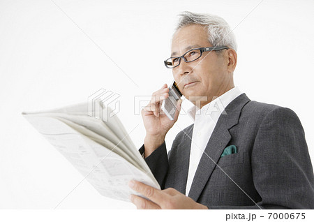 携帯電話で話す日本人のシニア男性 携帯電話で話す日本人のシニア男性 7000675