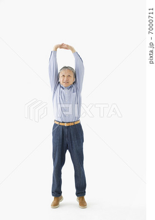 背伸びをする中高年の男性 7000711