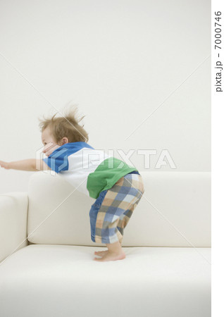 ソファで遊ぶ男の子 7000746