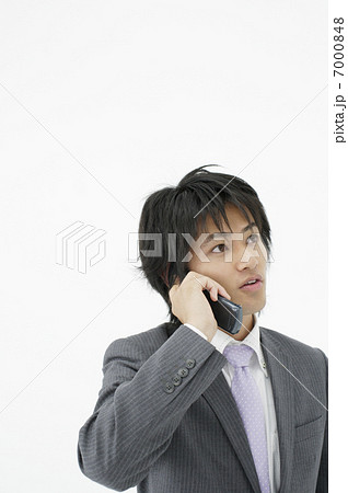 携帯電話で話す日本人ビジネスマン 携帯電話で話す日本人ビジネスマン 7000848