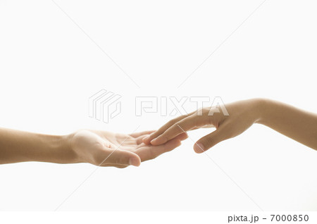 差し出した手に添える手 7000850