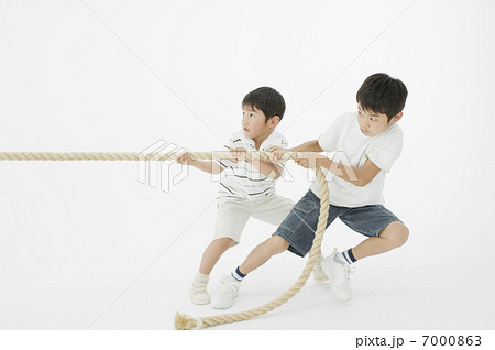 綱引きをする日本人の兄弟 綱引きをする日本人の兄弟 7000863