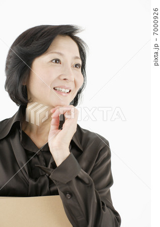 思案顔の中年女性 思案顔の中年女性 7000926