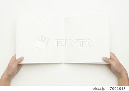 白紙のノートを開く手 7001013