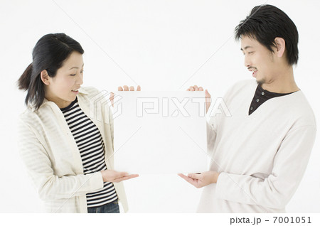 メッセージボードを持つカップル 7001051