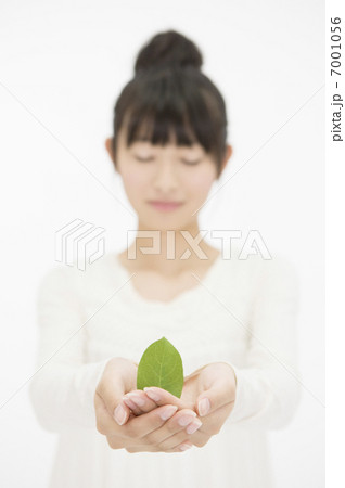 葉っぱを持つ女性 7001056