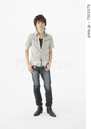 立ち姿の若い男性の写真素材