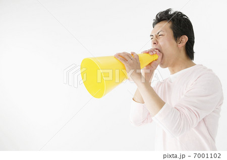 メガホンで叫ぶ日本人男性 7001102