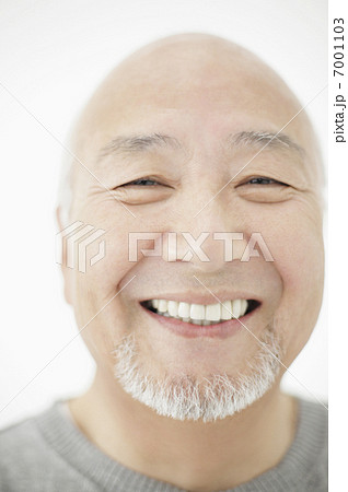 微笑むシニア男性 7001103