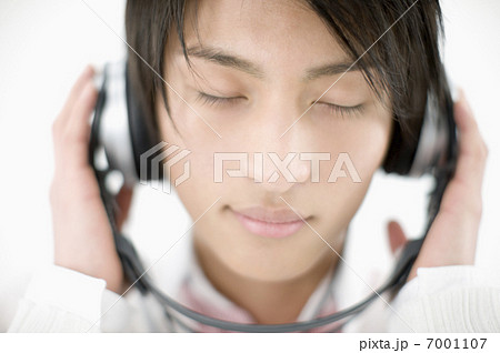 ヘッドフォンと男性 7001107