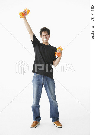 ダンベルを持つ男性 7001188
