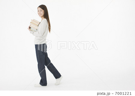 本を持つ女性 7001221