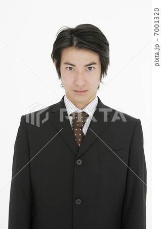 正面を見るビジネスマン 正面を見るビジネスマン 7001320