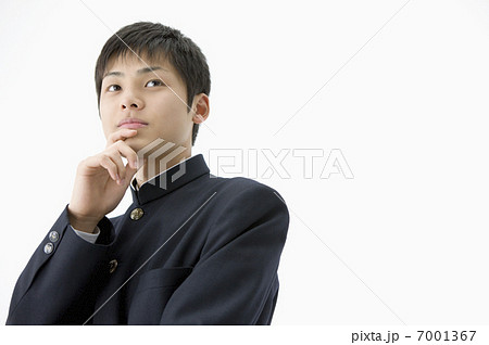 学生服姿の男子高校生 7001367