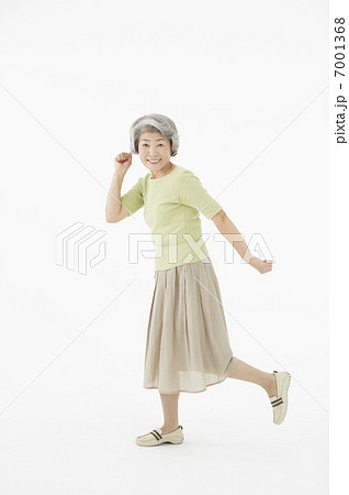 ポーズをとるシニア女性 7001368